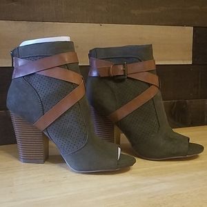 Open toed Green bootie